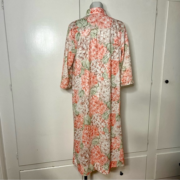 Vintage 70s Pink Hydrangea Floral Print Double Knit Polyester House Coat - Picture 5 of 6